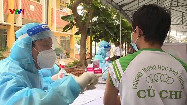 베트남, 코로나 확산에 "이달중 12∼17세 백신 접종 완료"