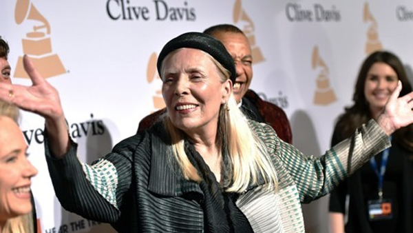 닐 영·조니 미첼, 스포티파이 보이콧 선언한 이유는?