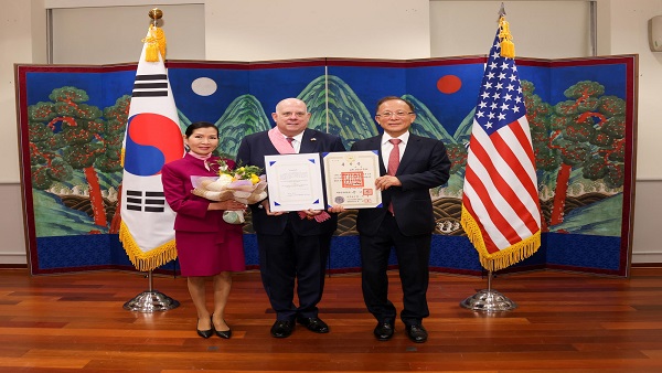 '한국 사위' 호건 美주지사, 수교훈장 최고등급 광화장 받아