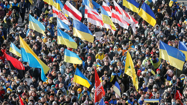 "두렵지 않다" 러시아 침공위협 맞서 거리로 나선 우크라인들