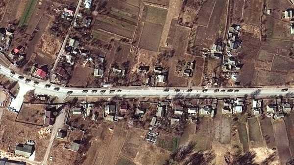 "64㎞ 이르는 러시아군 행렬, 연료 부족에 멈춰"