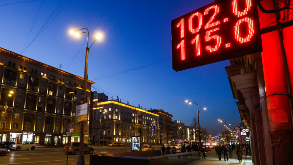 "루블화 휴짓조각"‥강력제재에 러시아 경제 '출렁'