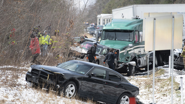 눈보라 휘몰아친 미 고속도로서 50중 추돌‥최소 3명 사망