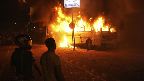 "대통령 집에가라" 극심한 경제난 스리랑카 반정부 시위 격화