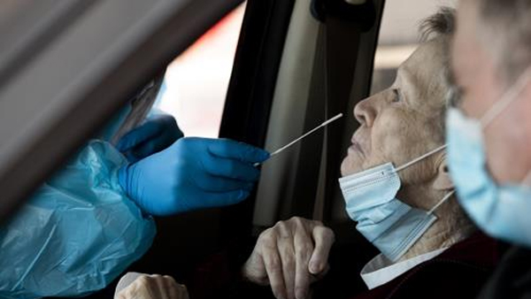 美서 보험 미가입자에 코로나 검사·치료·백신접종 지원 중단