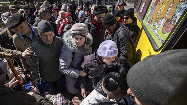 로이터 "러, 우크라 동부 도시 기차역에 로켓 공격‥30명 이상 사망"