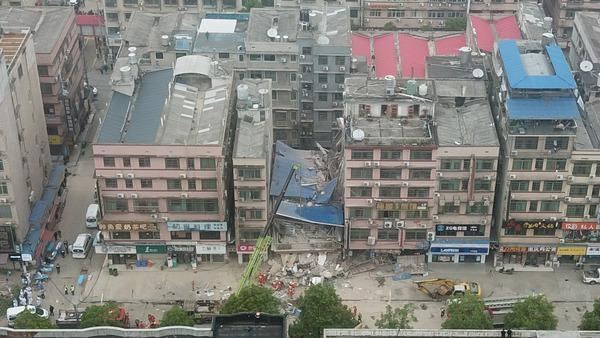 중국 주상복합 붕괴사고로 사망 23명·실종 39명