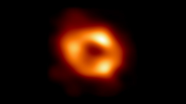 우리은하 중심에 있는 블랙홀 촬영 성공‥"붉은 도넛 모양"