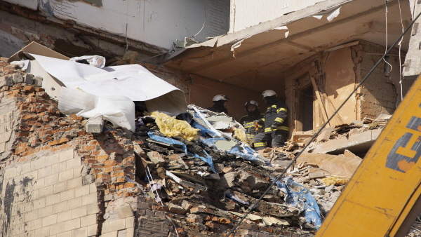 우크라 "마리우폴서 부패한 시신 200여 구 발견"