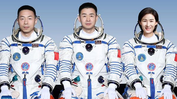 '우주정거장 건설' 중국 세 번째 유인 우주선 발사