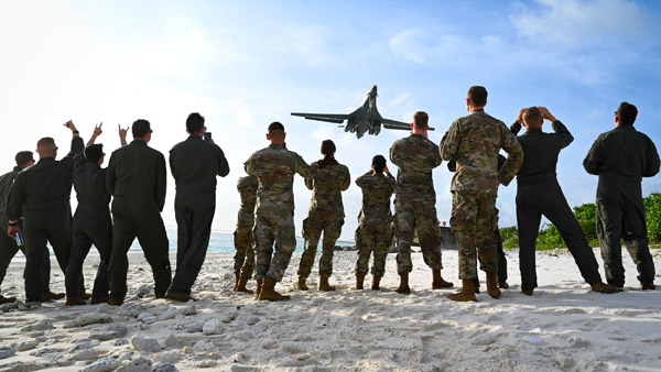 북한 전략폭격기 B-1B "괌배치는 미군 신뢰 보여주는 것"