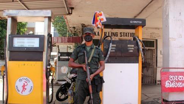 "기름 떨어졌다" 스리랑카, 주유소 폭동에 군인들 발포