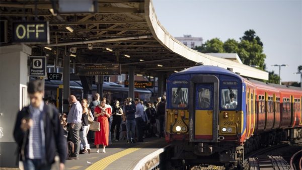 영국 철도노조 30년 만에 최대규모 파업한다‥80% 운행 중단