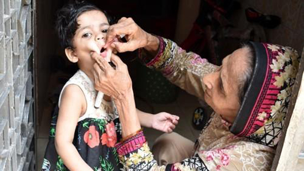 소아마비 백신 접종은 미국 스파이의 음모? 파키스탄 3명 피살