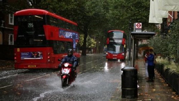 가뭄에 시달리는 영국 프랑스에 폭우‥수도 지하철역 침수