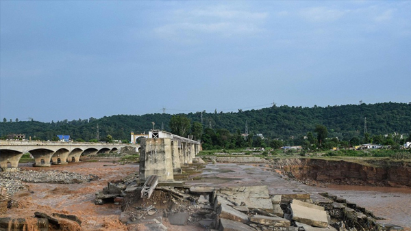 인도 히말랴야 지역 폭우로 최소 37명 사망