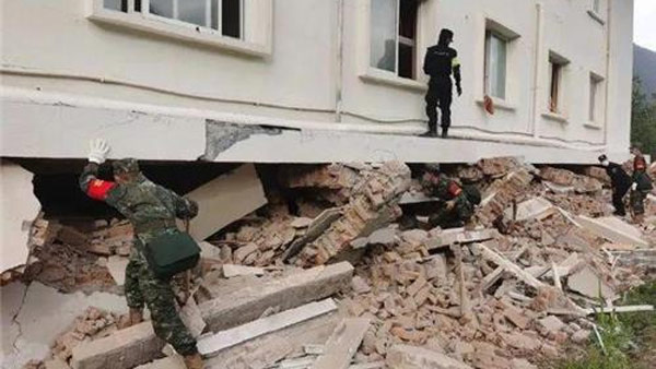 중국 쓰촨 강진 사망자 65명으로 늘어  