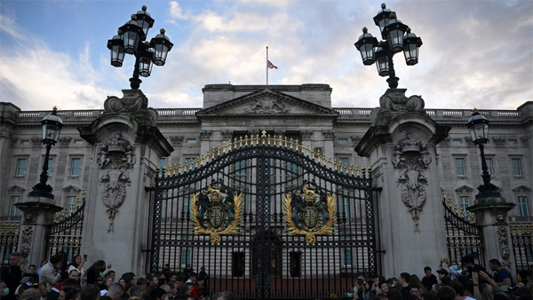 여왕의 관 성 자일스 성당서 추도예배 후 일반에 처음 공개