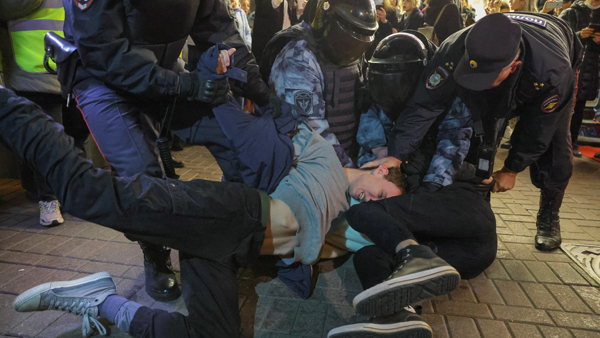 러시아 동원령에 전국에서 항의 시위·국외탈출 행렬