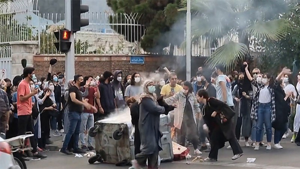 이란 국영언론 "북부 지역서 시위대가 관공서 공격"‥1천명 체포