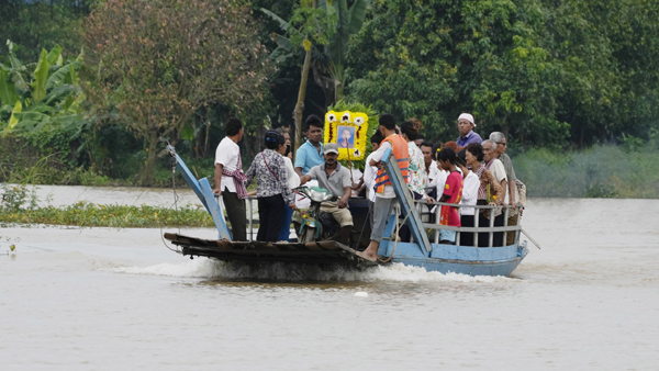 캄보디아 메콩강서 배 전복‥학생 등 최소 14명 사망