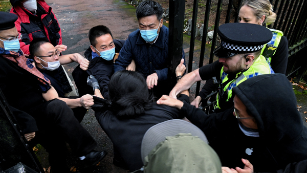 영국서 反시진핑 시위했다가‥中영사관 끌려가 집단구타