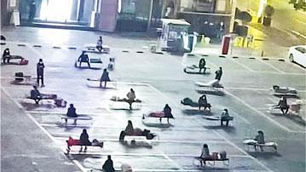 중국, 코로나 봉쇄로 "굶주림에 공중화장실 격리까지"