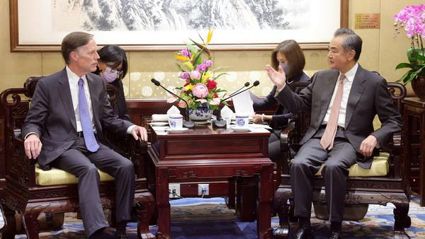 중국 왕이, 미국 대사 만나 "국제사회는 중·미 관계 안정적 발전 기대"