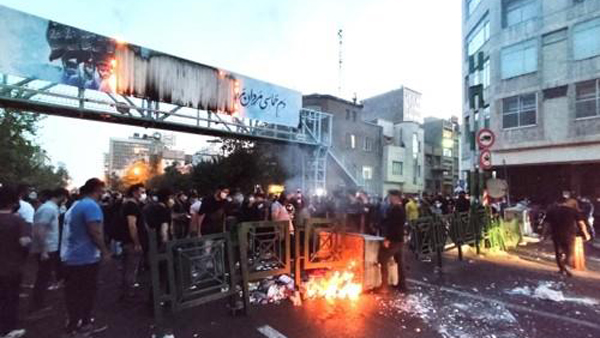 이란 당국 "거리에 나오지 마" 최후 통첩에도 반정부 시위 '들불'