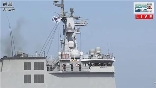 기시다 총리, '욱일기' 이즈모함서 관함식 사열‥한국 해군 경례