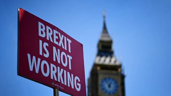"일 안하면 급여 삭감" 영국 정부, 북아일랜드 의회에 경고