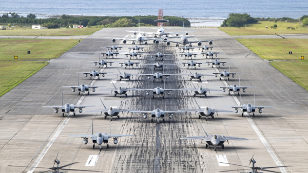 美, F-22랩터 이어 핵추진잠수함 日오키나와 기항 공개