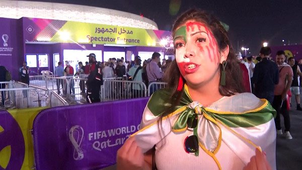 [World Now]    World Cup security guard subdues Iranian soccer fans?