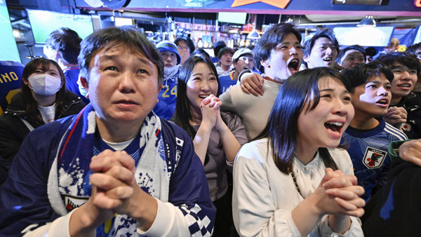 일본 심야 단체 응원‥4번째 8강 진출 실패에 '탄식'