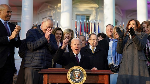 바이든, 동성결혼 인정법안에 서명‥"모두를 위한 평등"