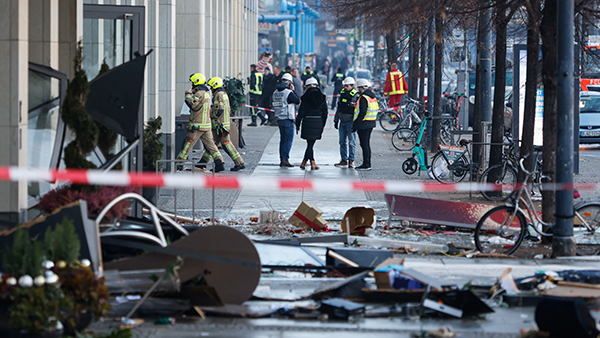 베를린 호텔서 초대형 수족관 터져‥2명 부상 투숙객 350명 대피