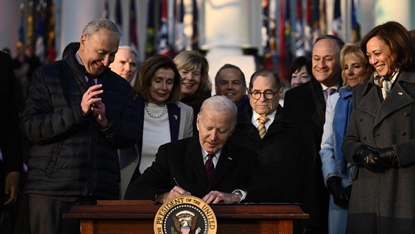 바이든 '주한미군 2만8천명·확장억제' 명시한 국방수권법 서명
