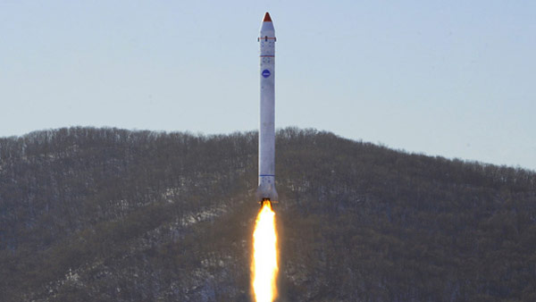 북한 전문매체 "北, 서해 발사장 개조‥고체연료 로켓 시험대 포착"