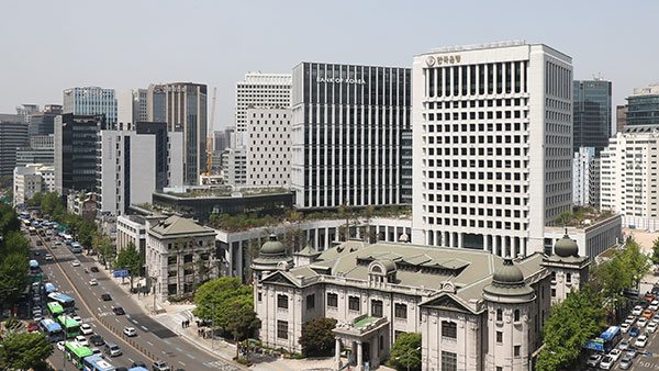 한은 "물가상승률 2%대로 둔화했지만 연말까지 3% 안팎 등락" 