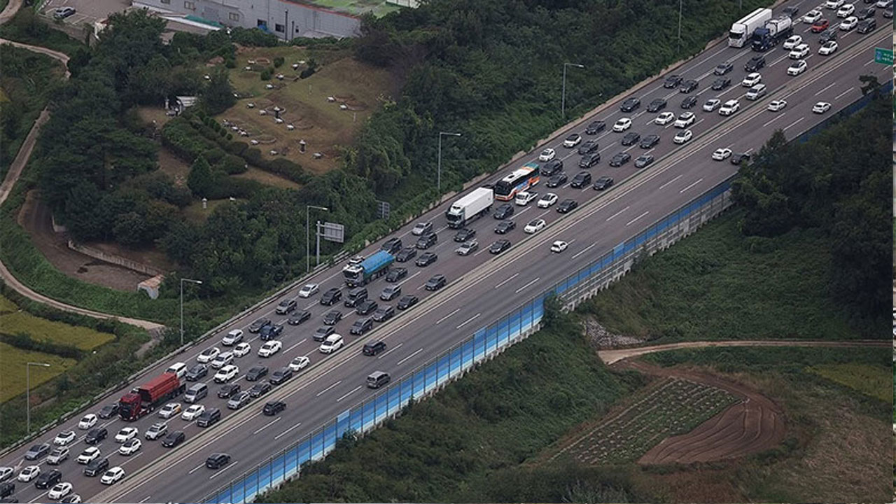 긴 연휴에 고속도로 이용량 일 최대 18%↑‥휴게소 매출도 57%↑
