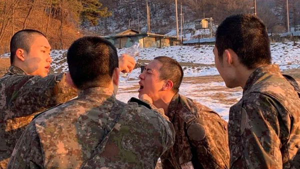 BTS 진, 동기들이 '중대장 훈련병' 추대‥화생방 훈련 사진도