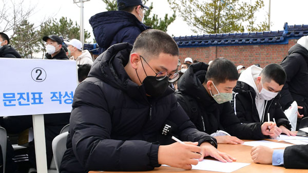 군도 '실내 마스크 해제'‥군 병원·신병교육대 등은 착용 유지