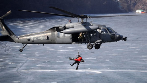 공군, 얼음물 속 조난조종사 구조 훈련 실시