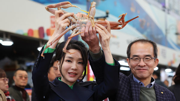 김건희 여사, '코바나 협찬 의혹' 무혐의 하루 만에 포항 죽도시장 방문