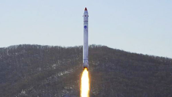 북한 "인공위성 사업에 진전‥운반로켓용 대출력엔진 개발"