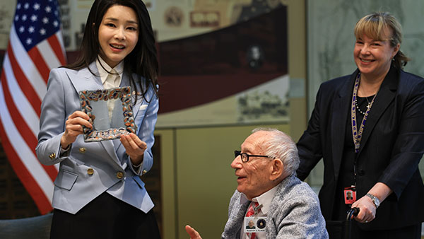 김건희 여사, 방미 중 보훈요양원 참전용사·소아암 환아 만나