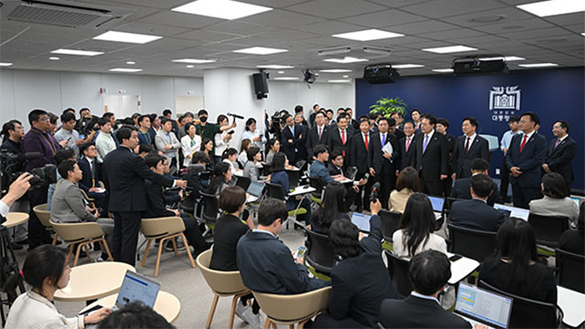 윤 대통령, 기자회견 없이 기자실 방문 "정확한 기사로 이끌어달라"