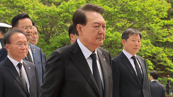 윤 대통령, 취임 1주년 현충원 참배‥"자유·혁신의 나라 만들겠다"