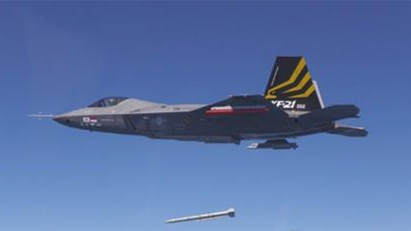 KF-21 5호기도 첫 비행 성공‥마지막 시제 6호기는 다음달 예정