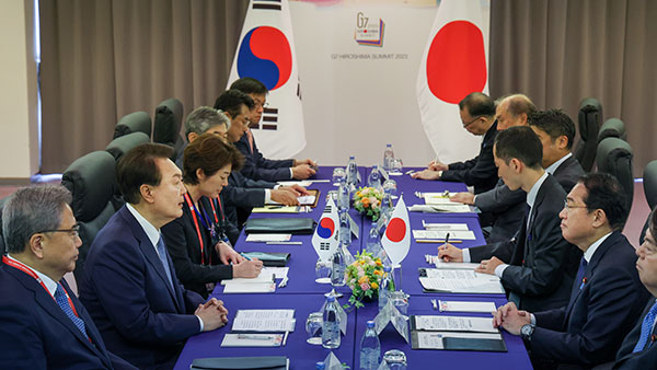 2주 만에 만난 한일 정상 "한국-히로시마 등 직항 재개"